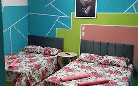 Quarto, garagem, portão automático, banheiro, wi-fi, tv, frigobar e ventilador de teto